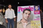 John Abraham launches special issue of People magazine in F Bar, Mumbai on 28th Nov 2012 (7).JPG